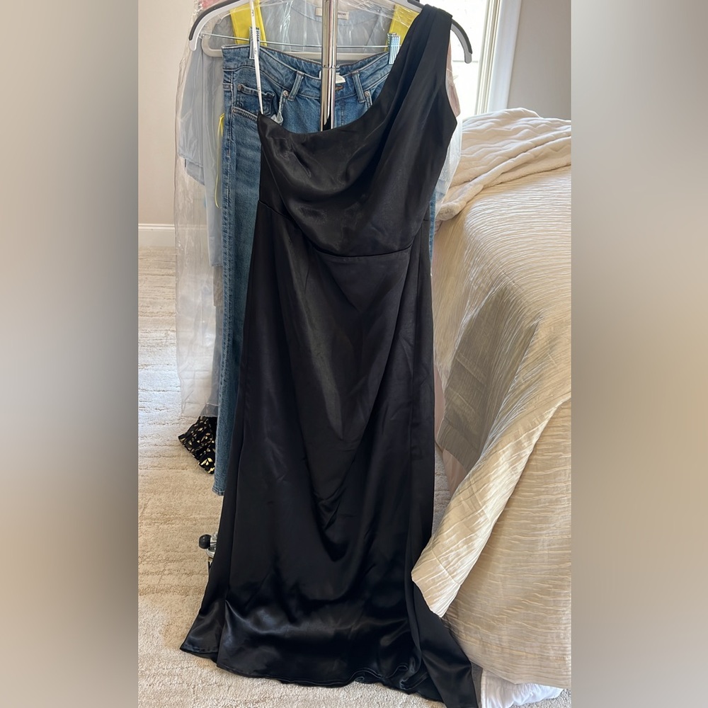 Lulus one shoulder black gown